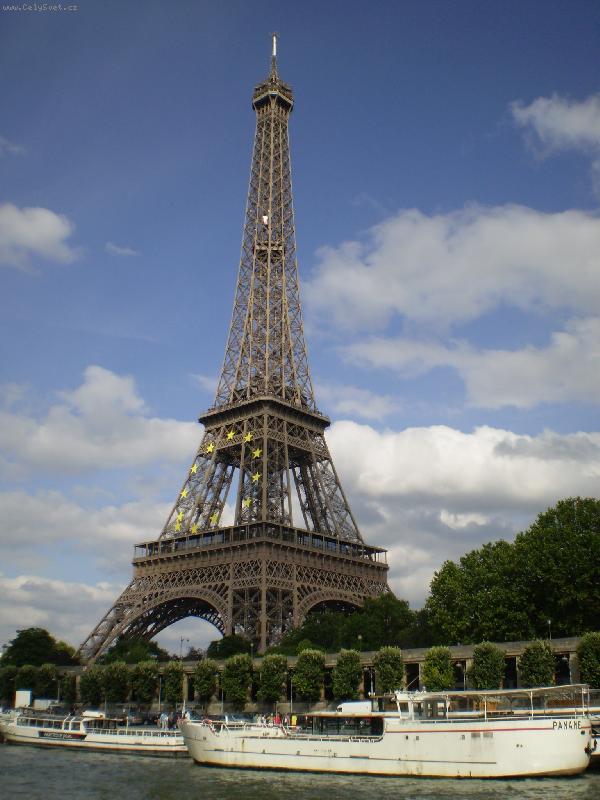 Foto: Eiffelova v� p�i pohledu ze Seiny