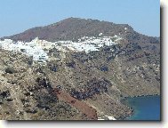 Santorini - b�l� domy na vrchu kr�teru