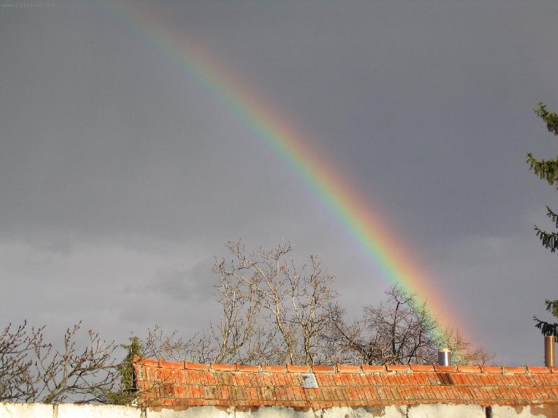 Foto: duha-kr�sa p��rody po bou�ce