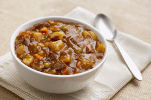 Recept online: Hov�z� rag�: Ope�en� hov�z� pl�tky du�en� s raj�aty, aty�oky a hr�kem, s pastou harissa, ko�en�m a raj�atov�m protlakem