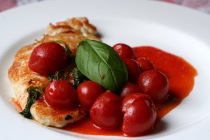Recept online: Ku�ec� ��zky na �erven�m v�n�: K�ehk� ku�ec� ��zky pod�van� s om��kou z raj�at, cibule, �esneku, bazalky a major�nky