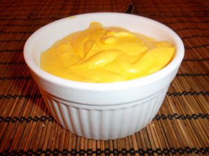 Recept online: Mangov� dezert: Lehk� ovocn� kr�m - mixovan� mango se zakysanou smetanou a pra�en�mi mandlemi