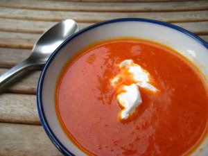Recept online: Paprikov� pol�vka s tu��kem: Pol�vka z raj�at, paprik, cibule a �esneku s pova�en�m masem z tu��ka