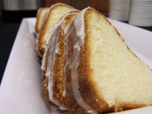 Recept online: �ezy s citr�novou polevou: Rychl� dezert - �tvere�ky z lehk�ho t�sta s limetkovou polevou