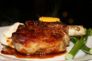 Recept online: ��zky na b�l�m v�n�: K�ehk� telec� ��zky marinovan� ve v�n� a citronov� ���v�, osma�en� a pod�van� s om��kou