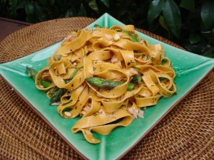 Recept online: T�stoviny Marinara: �irok� nudle se smetanovou om��kou a kousky lososa