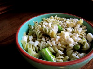 Recept online: T�stoviny s ch�estem: Penne s ch�estem v lehk� sm�si olivov�ho oleje, �esneku, bazalky a koz�ho s�ru