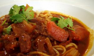 Recept online: Tradi�n� gul�: Hov�z� po ma�arsku - du�en� maso s paprikou, cibul�, raj�aty, bramborem  a zakysanou smetanou