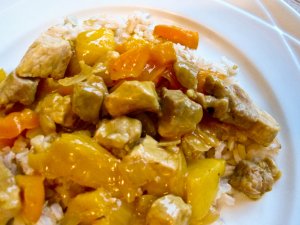 Recept online: Vep�ov� na kari s ananasem: Marinovan� vep�ov� maso, du�en� s asijsk�m ko�en�m, v om��ce s kousky ananasu